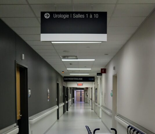 정부 “내년 의대, 증원분의 50~100% 범위 내 자율모집 허용” white and black hospital bed