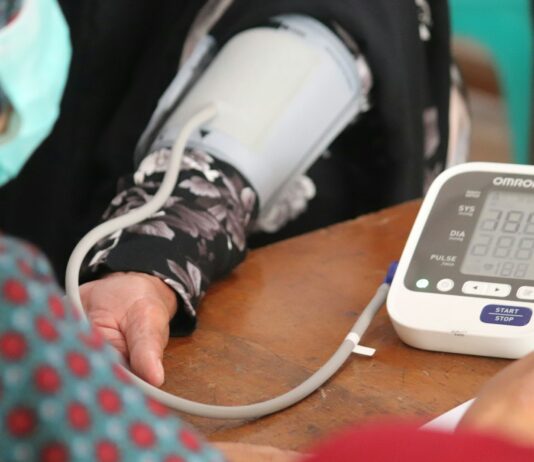 매일 실천하는 건강한 생활 습관 person wearing black and white long sleeve shirt