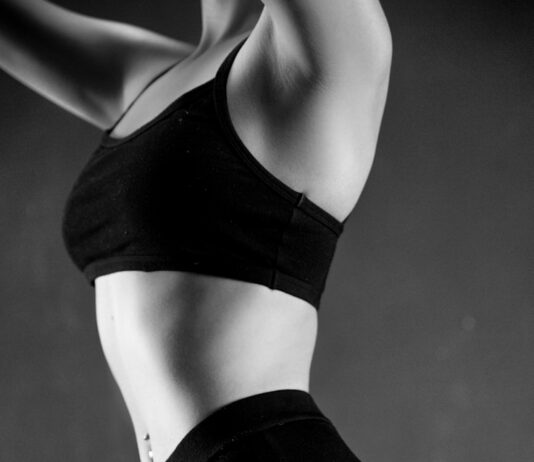 뱃살 타파를 위한 새로운 다이어트 방법, 전문가들이 제안하는 ‘내적 건강 중심 다이어트’ grayscale photo of person wearing sports bra and leggings