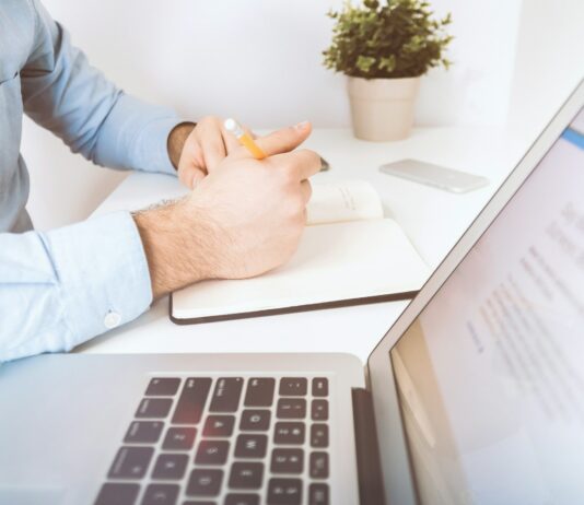 상급종합병원 등에 군의관 120명 추가 투입…비상진료 인력 강화 person writing on white notebook