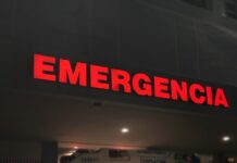 “상급종합병원, 중증환자에 집중”…전문의 중심병원 지원 구체화 white and red ambulance van