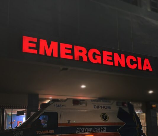 “상급종합병원, 중증환자에 집중”…전문의 중심병원 지원 구체화 white and red ambulance van