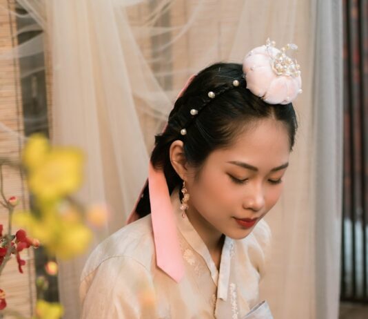 6월 전국 각지서 국가무형유산 보유자 공개시연·작품전시 열린다 a woman in a kimono writing on a piece of wood