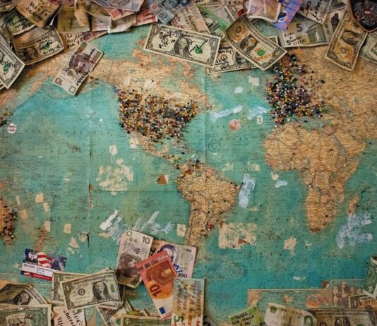 정부 “글로벌 금융시장 안정적…불확실성 면밀히 모니터링” U.S. dollar banknote with map