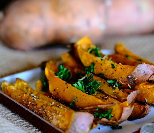 면역력 강화에 좋은 음식들 sliced vegetable on brown wooden chopping board