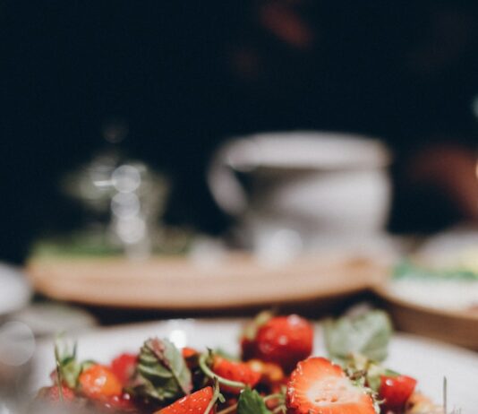 여름철 건강한 도시락 준비법 strawberries served on white ceramic plate