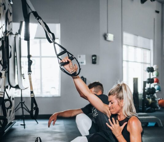 무기력한 몸을 일으키는 운동: 고강도 인터벌 트레이닝(HIIT)으로 에너지 회복 woman in black tank top and white pants sitting on floor