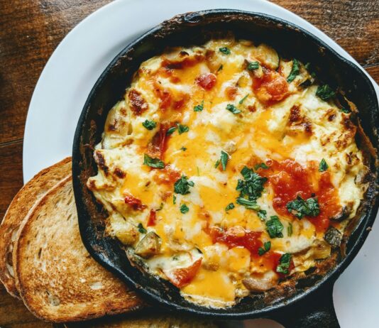 여름철 아침 식사의 중요성과 추천 메뉴 omelette on black plate