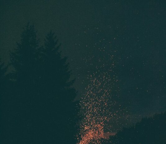 여름철 운동 중 자주 나타나는 부상과 예방법 burning wood at night