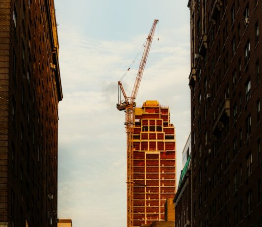 서울 ·수도권에 6년 간 42만 7000가구 이상 대규모 주택 공급 추진 brown concrete building during daytime