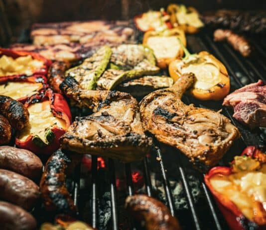 여름의 막바지, 시원한 여름을 만끽하는 최고의 해변 액티비티 5선 a bunch of food is cooking on a grill