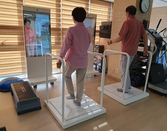 치매예방도 스마트하게… 거울보며 운동하는 ‘스마트미러’ 도입