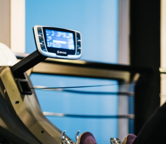 체중 감량을 위한 유산소 운동과 근력 운동의 조화 person on gym equipment exercising