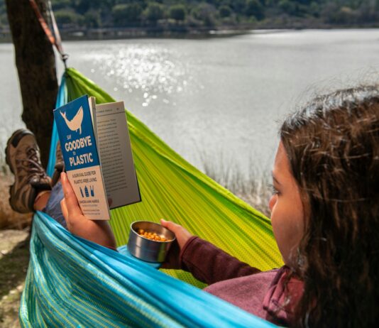 체중 감량과 신체 컨디션 개선의 열쇠 woman in purple jacket holding blue and white labeled can