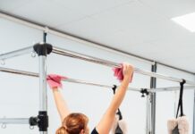 필라테스와 근력 운동 병행, 체력과 체형 모두 잡기 a woman in a black shirt doing aerial acrobatics