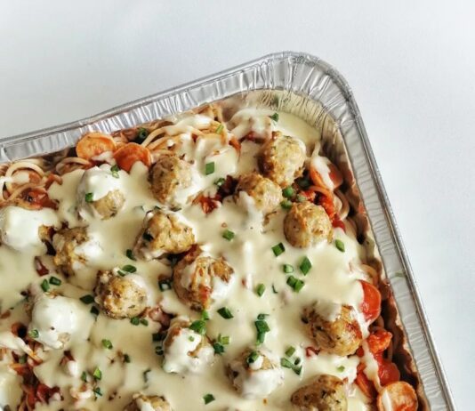 운동으로 인한 부상 예방을 위한 식단 관리법 white and brown dish on silver tray