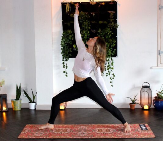 겨울철 요가로 혈액순환 촉진하기 woman doing yoga