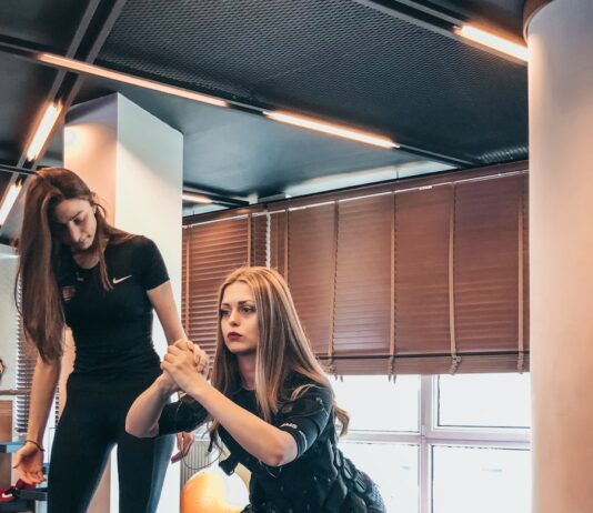 PT를 통한 체력 단련과 면역력 증진, 성공 사례 분석 women's black crew-neck shirt