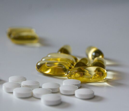 스트레스를 줄이는 음식: 먹으면서 마음 치유하기 a close up of many pills on a table