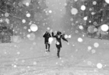 스트레스가 면역력에 미치는 영향: 스트레스 해소법 people walking on snow covered street with bokeh effects photo