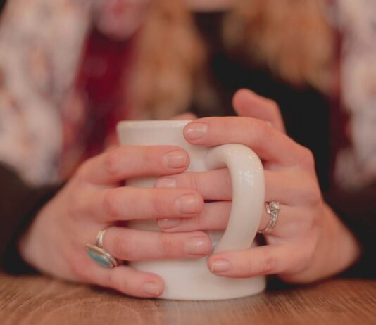 스트레스가 체중에 미치는 영향과 스트레스 관리 방법 person holding white ceramic mug