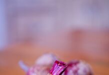 자연적인 간 해독 방법: 식물 기반의 해독 음식 onion on white plate