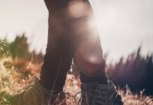 스트레스와 정신 건강 치유하기 person wearing white shoes