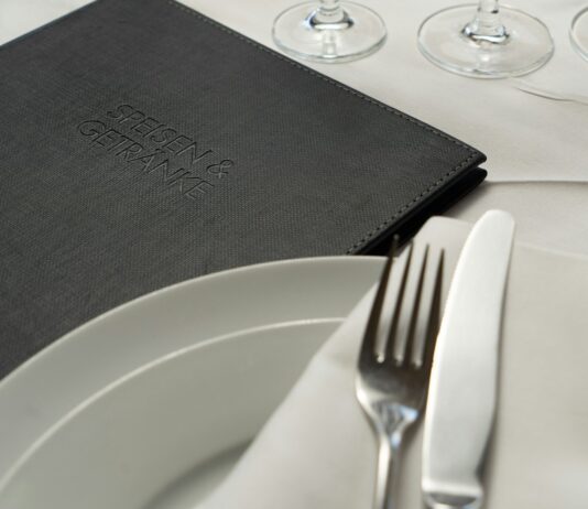 맛있는 식단 계획하기 a plate with a fork and knife