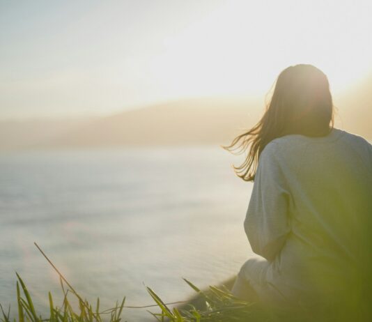 건강한 직장인을 위한 건강한 생 woman wearing gray long-sleeved shirt facing the sea