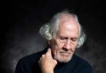 장수하는 사람들의 습관 5가지 man in black long sleeve shirt sitting on chair