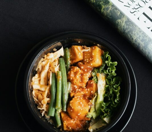 간편하면서 영양가 높은 하루 한 끼 vegetable salad on black ceramic bowl
