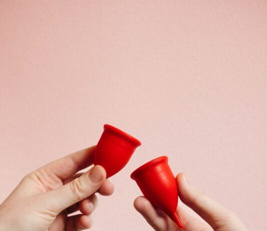 생리 주기가 들쭉날쭉해졌다? person holding red heart shape ornament