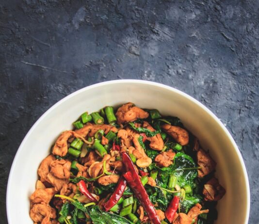 신진대사를 촉진시키는 음식과 운동 루틴 cooked food on white ceramic bowl