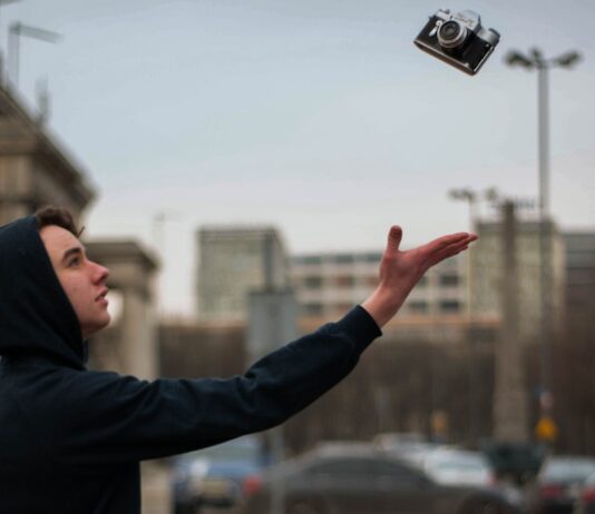 “언택트 시대, ‘집콕’으로 악화되는 고립감에 대처하는 법” selective focus photography of man reaching for black bridge camera