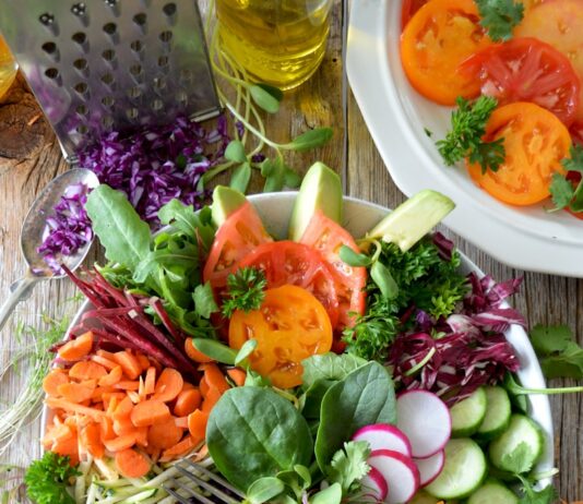 2030세대, ‘헬시 플레저’에 빠지다…운동도 건강식도 즐겁게 close-up photo of vegetable salad