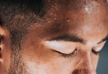 “땀 흘릴수록 냄새가 독해져요”…초여름 ‘체취 변화’ 대처법 man in black crew neck shirt