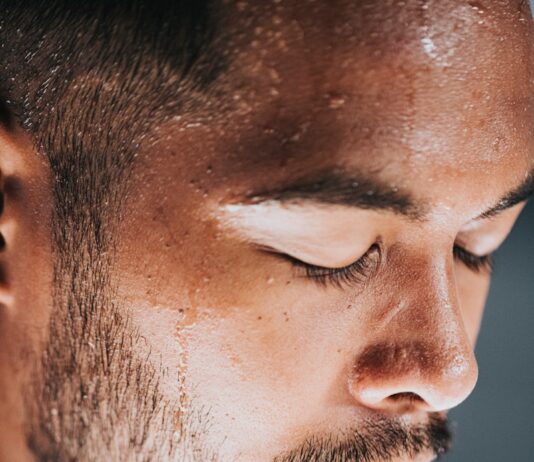 “땀 흘릴수록 냄새가 독해져요”…초여름 ‘체취 변화’ 대처법 man in black crew neck shirt