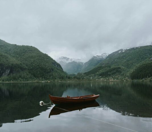 명상의 힘, 마음과 몸을 건강하게 유지하는 비밀 brown boat on body of water near green mountains under white sky at daytime