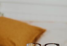 스트레스를 관리하고 마음을 챙기는 방법 club master eyeglasses on pile of three books