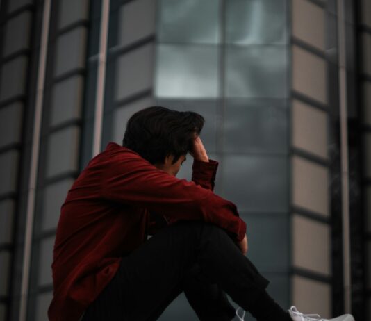 “계속 졸리고 무기력해요”… 혹시 ‘경증 우울’은 아닐까요? man in red jacket