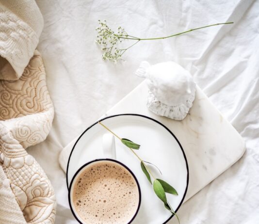 웰니스 문화, 건강한 삶의 새로운 패러다임이 되다 white teacup filled with coffee