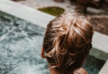 시대의 흐름을 따라 진화하는 웰니스 문화, 건강한 삶의 새로운 기준을 제시하다 woman in hot tub