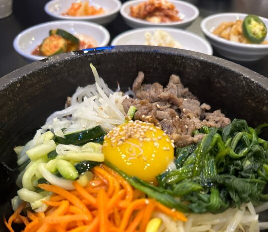 건강을 지키는 첫걸음, 올바른 식단의 중요성 Korean bibimbap with side dishes is served.