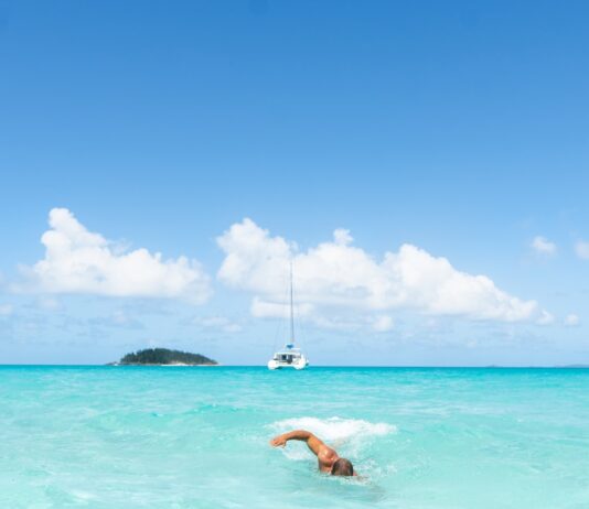 여름철 건강하게 보내기 위한 생활 속 꿀팁 woman in blue bikini swimming on sea during daytime