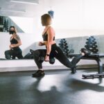 ‘근육 건강’이 미래 건강의 열쇠… 최신 트렌드와 실천 전략 woman in black sports bra and black leggings doing exercise