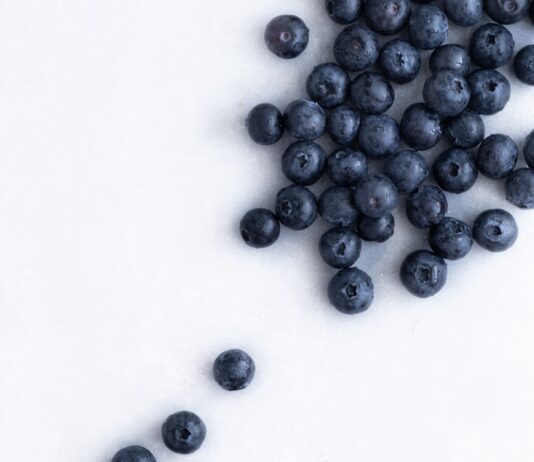 ‘브레인 푸드’와 디지털 디톡스, 뇌 건강 관리의 새로운 열쇠 blue berries on white surface