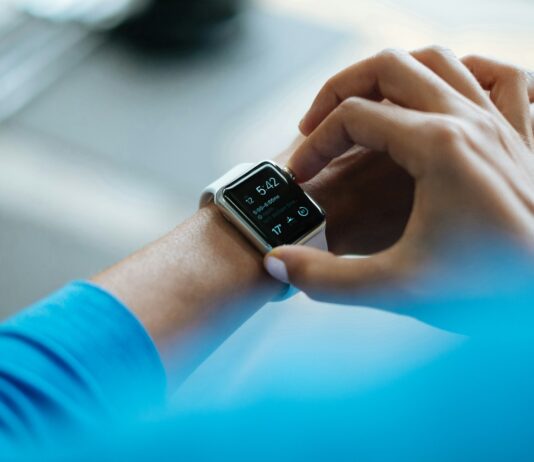 AI가 내 건강 기록까지 읽는다… 개인 맞춤형 헬스케어의 일상화 person clicking Apple Watch smartwatch