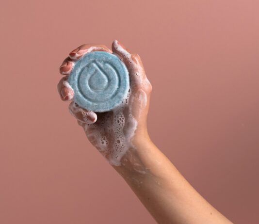 아름다운 머릿결, 일상 속 작은 변화로 지키세요 a person holding a soap bar in their hand