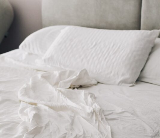 마음 건강 챙기기, 일상 속 작은 변화부터 시작하세요 A rumpled white bed with pillows