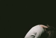 가벼운 우울감이 생활 루틴을 무너뜨리는 미묘한 신호들 woman in gray long sleeve shirt